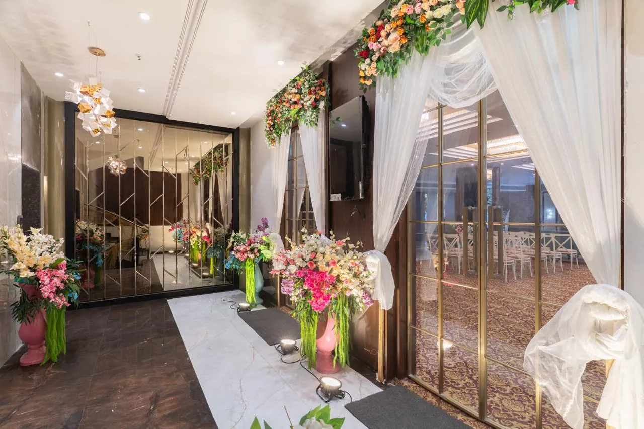 The Grand Dularia interior photograph